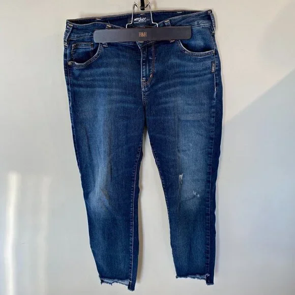 SILVER Jeans Avery Skinny Crop. Medium Wash with Raw Hems and Distressing - Picture 11 of 12